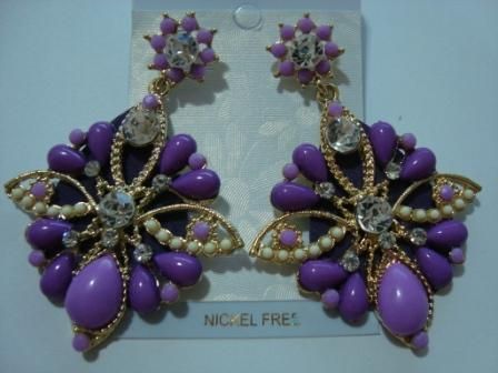 Brinco dourado com pedras em lilas e strass