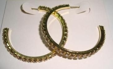 Brinco de argola dourado com strass