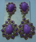 Brinco dourado com pedras em lilas e strass